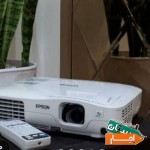 اجاره-ویدئو-پروژکتور-با-کیفیت-بالا-و-پرده-نمایشو-سیستم-صوتی