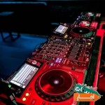 دیجی-و-بند-موزیک-dj-با-وسایل-نور-صدا