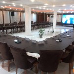 اجاره-میز-چوبی-کنفرانسی-یو-ویدئوپرژکتور-پرده-نمایش-صندلی